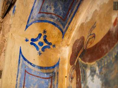 Ai lati notiamo un disegno con delle stelle blu, che ritroviamo anche ai bordi della nicchia